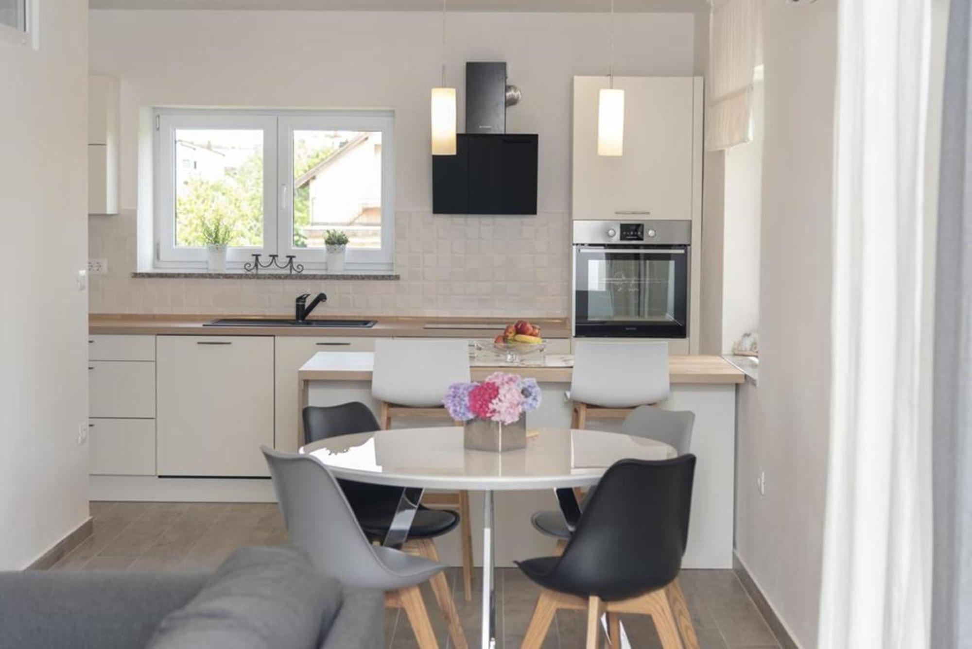 Flower Garden Rhapsody - Modern Family Apartments Near فاجانا المظهر الخارجي الصورة
