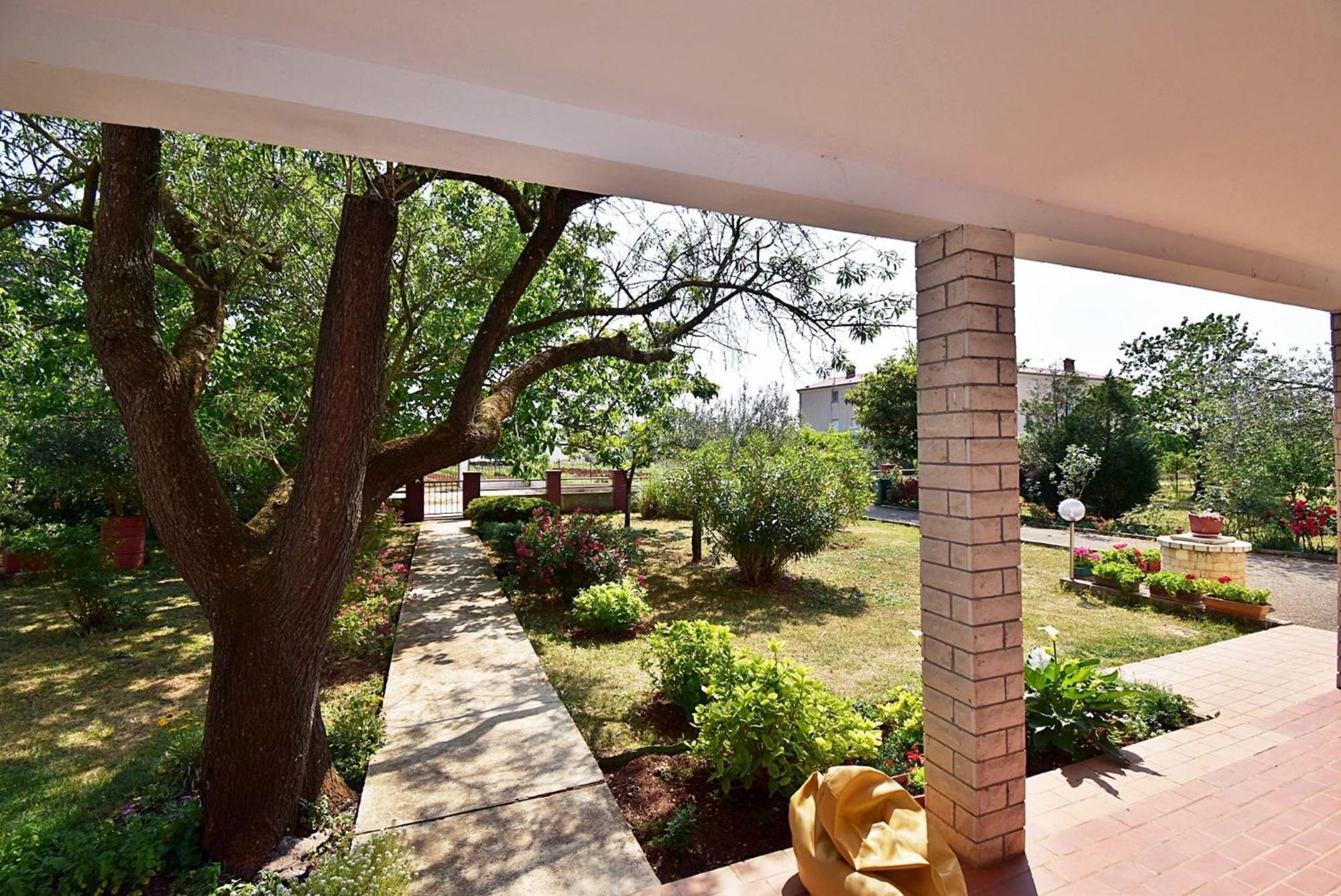 Flower Garden Rhapsody - Modern Family Apartments Near فاجانا المظهر الخارجي الصورة